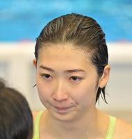 　女子５０メートル自由形予選を終え、インタビューを受ける池江璃花子（撮影・中田匡峻）