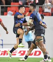 　前半、トライを決めたアマト・ファカタヴァを祝福する李承信（左）＝撮影・北村雅宏