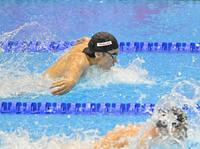 　男子１００メートルバタフライ決勝、力泳する松元克央（撮影・中田匡峻）