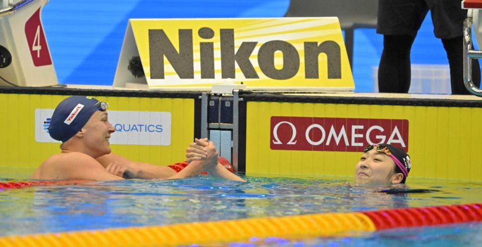 　レースを終え、サラ・ショーストレム（左）と握手を交わす池江璃花子＝マリンメッセ福岡
