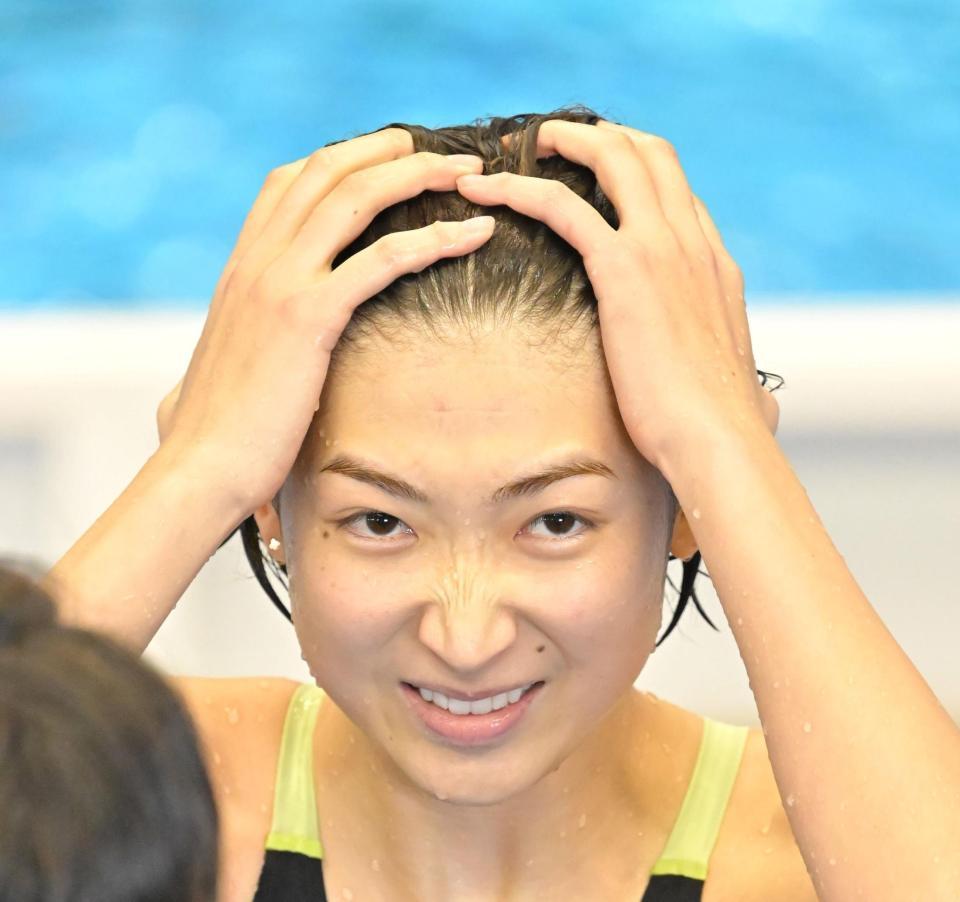 　女子５０メートル自由形予選後のインタビュー中、悔しそうな表情を見せた池江璃花子（撮影・中田匡峻）
