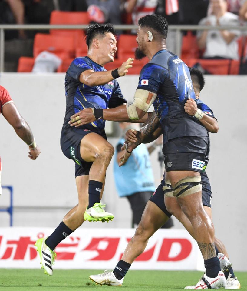 　前半、トライを決めたアマト・ファカタヴァを祝福する李承信（左）＝撮影・北村雅宏