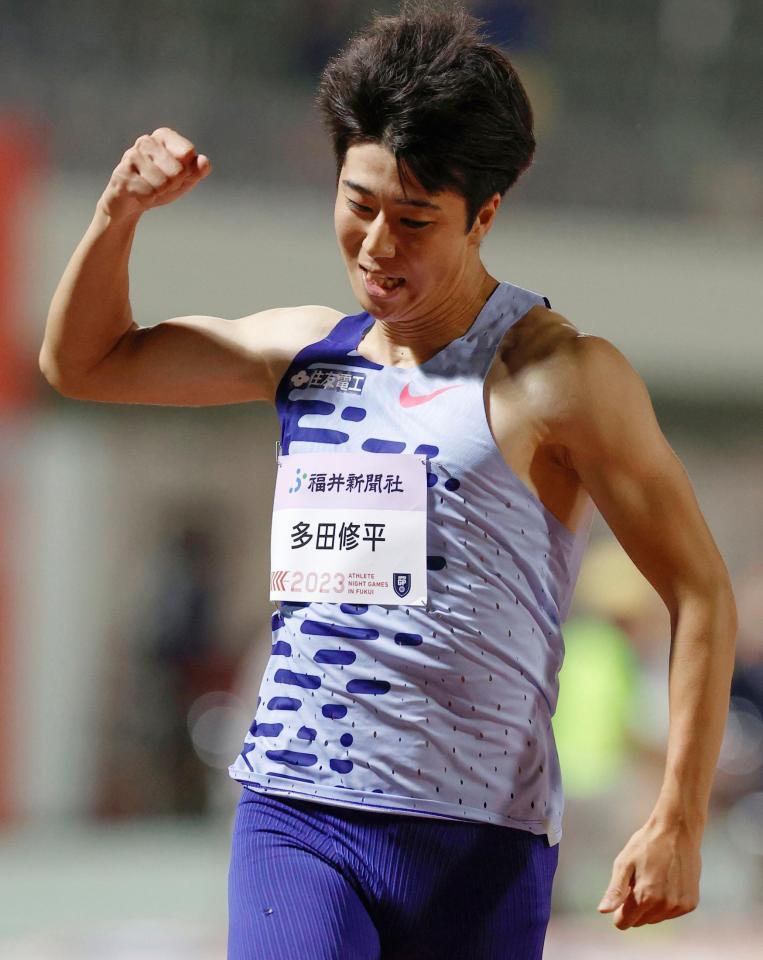 　男子１００メートル決勝で優勝しガッツポーズする多田修平