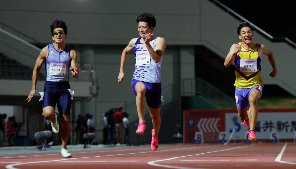 　10秒10で優勝した多田修平（中央）