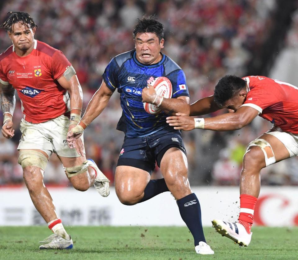 　後半、攻め上がる具智元（中央）＝撮影・北村雅宏