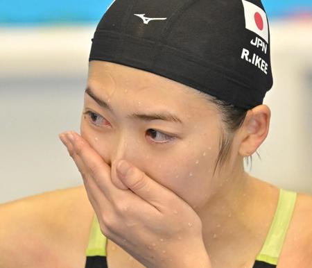 　女子５０メートルバタフライ決勝を終え、インタビューを受ける池江璃花子（撮影・中田匡峻）