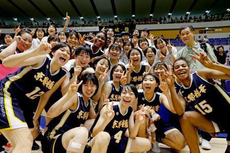 　女子決勝で桜花学園を破り２連覇を達成し、笑顔で写真に納まる京都精華学園の選手ら＝北海きたえーる