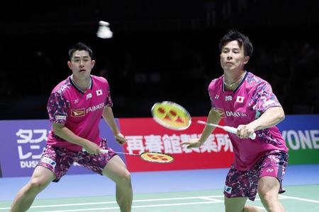 　男子ダブルス決勝でプレーする保木卓朗（左）、小林優吾組