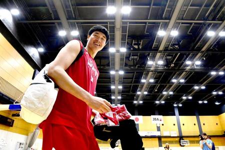 　合流し笑顔の渡辺雄太（撮影・金田祐二）