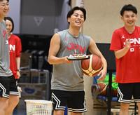 　誕生日を祝福され笑顔の富樫勇樹（撮影・金田祐二）