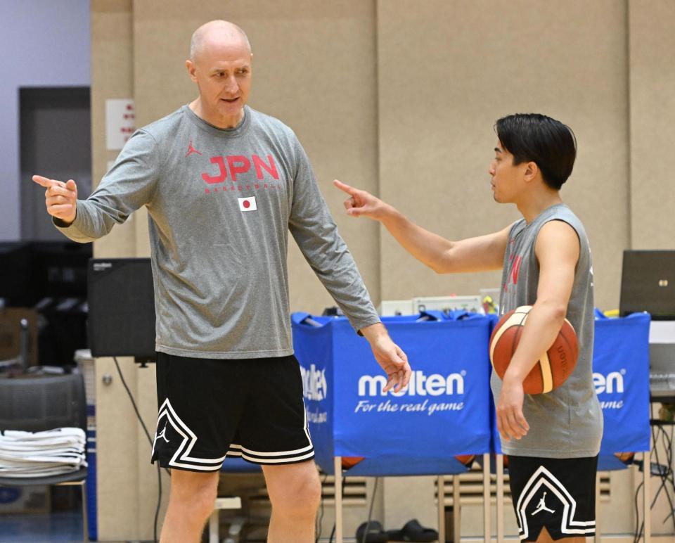 　富樫勇樹と話すトム・ホーバス監督（撮影・金田祐二）