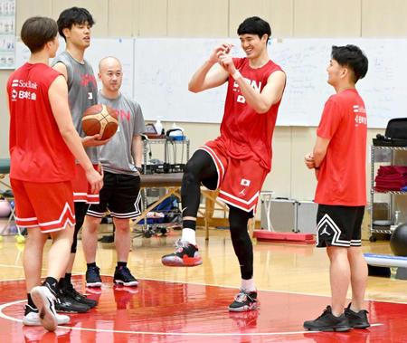 　合流し笑顔の渡辺雄太（右）