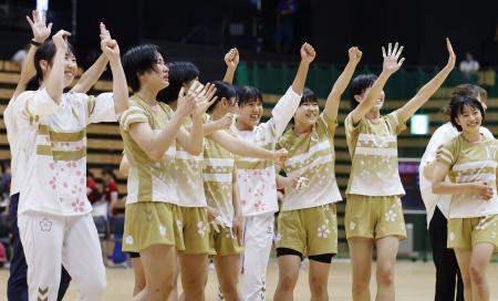 　初優勝を果たし、観客の拍手に応える白梅学園の選手たち＝函館アリーナ