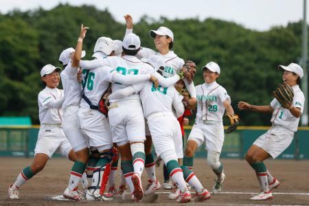 　４年ぶり４度目の優勝を決め、喜ぶ兵庫大須磨ノ浦ナイン＝石狩市スポーツ広場