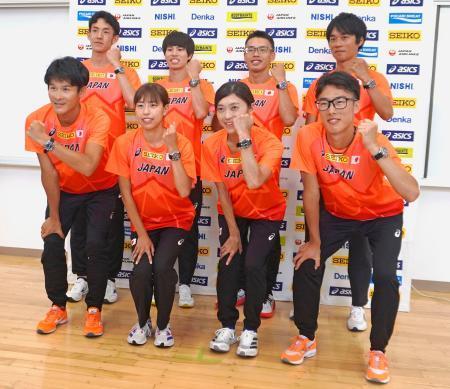 　合宿を公開した山西利和（後列右から２人目）ら陸上競歩の日本代表選手たち＝１日、北海道千歳市