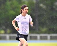 　強い雨の中、トレーニングする田中希実（撮影・西岡正）