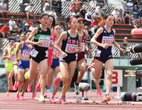 　女子１５００ｍの予選に出場するドルーリー朱瑛里（右）＝撮影・中島達哉