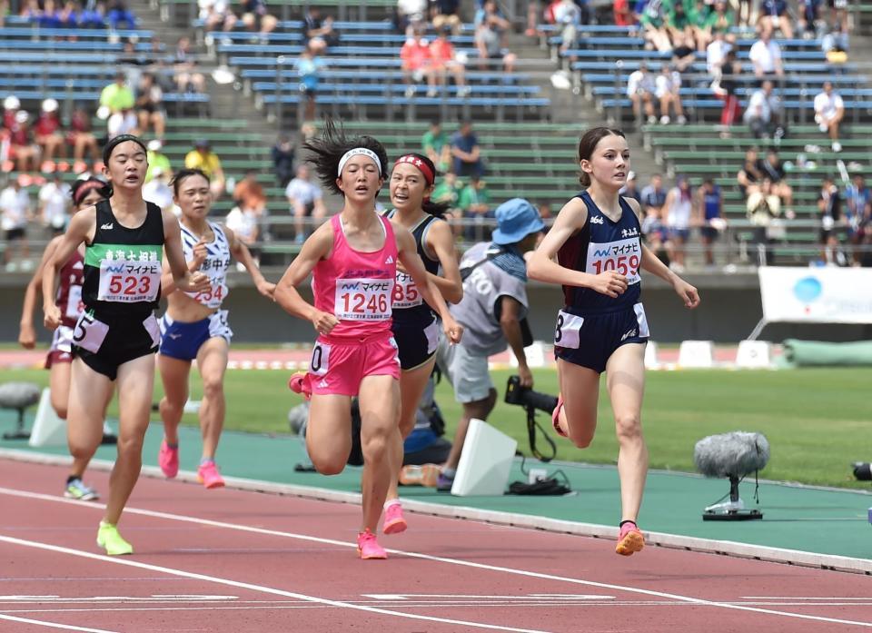 　女子１５００ｍ予選で組トップでゴールするドルーリー朱瑛里（右）＝撮影・中島達哉