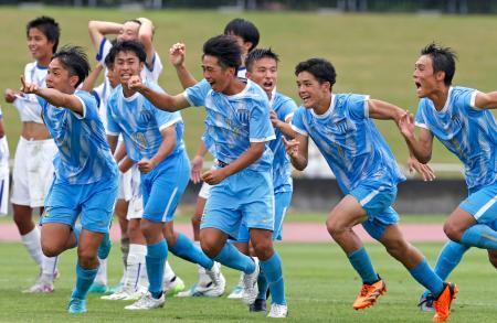 　ＰＫ戦の末、国見を破り決勝進出を決めた桐光学園＝旭川市花咲スポーツ公園陸上競技場