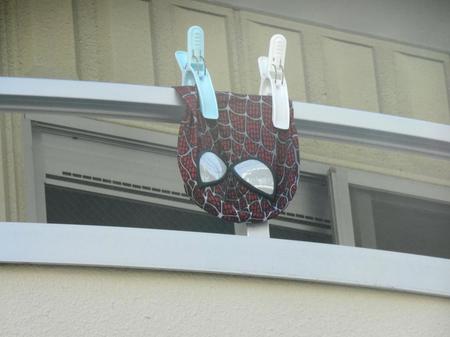 　家宅捜索が入った日大アメリカンフットボール部の学生寮で、ベランダに干されたスパイダーマンのマスク