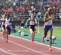 　女子１５００メートル決勝に臨み、最後の直線で力走するドルーリー朱瑛里（中央）＝撮影・中島達哉