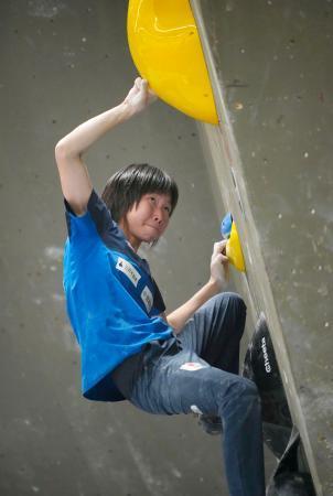 　女子ボルダー予選　課題に挑む森秋彩＝ベルン（共同）