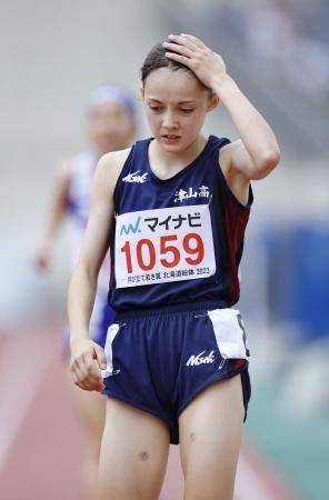 　女子８００メートル準決勝を終え頭を抱える津山・ドルーリー朱瑛里。２分１０秒８０で決勝進出を逃した＝札幌厚別公園競技場