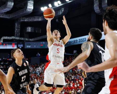 　第１クオーター、シュートを決める河村