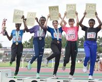 　表彰台で笑顔でポーズをとるドルーリー朱瑛里（中央）。左は優勝のカリバ・カロライン（撮影・中島達哉）