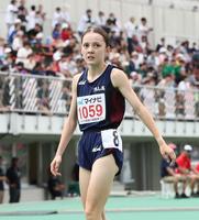 　女子８００メートル準決勝で２組４着になり、ビジョンを見ながら引き揚げるドルーリー朱瑛里（撮影・中島達哉）