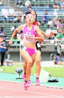 　女子８００メートル準決勝で３組１着でゴールする久保凛（撮影・中島達哉）