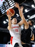 　第１クオーター、シュートを決める馬場（左）