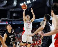 　第１クオーター、シュートを決める河村