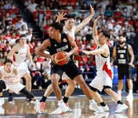 　第２クオーター、ディフェンスする河村（右）と馬場（中央奥）