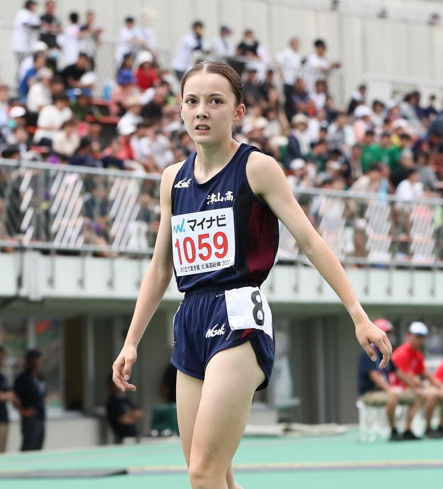 　女子８００メートル準決勝で２組４着になり、ビジョンを見ながら引き揚げるドルーリー朱瑛里（撮影・中島達哉）