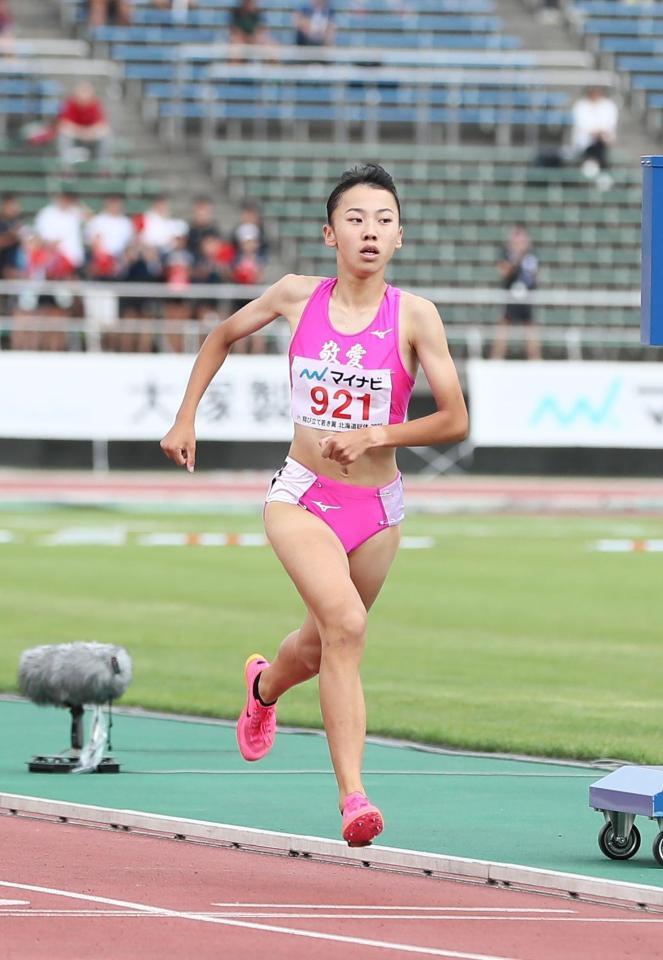 　女子８００メートル予選で１組で走る久保凛（撮影・中島達哉）