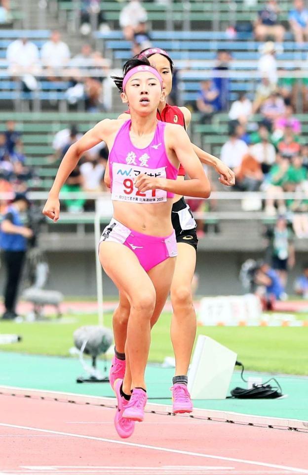 　女子８００メートル準決勝で３組１着でゴールする久保凛（撮影・中島達哉）