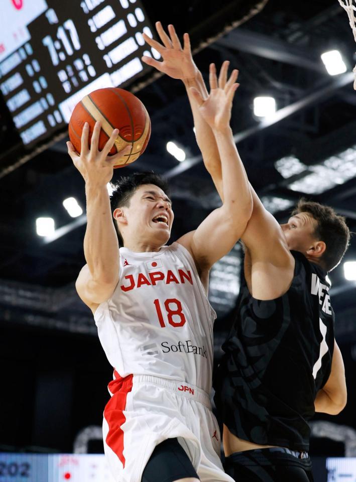 　第１クオーター、シュートを決める馬場（左）