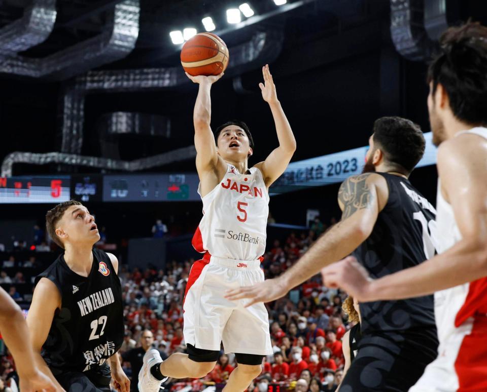 　第１クオーター、シュートを決める河村