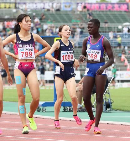 　女子８００メートル準決勝で２組４着でゴールしたドルーリー朱瑛里（中央）＝撮影・中島達哉