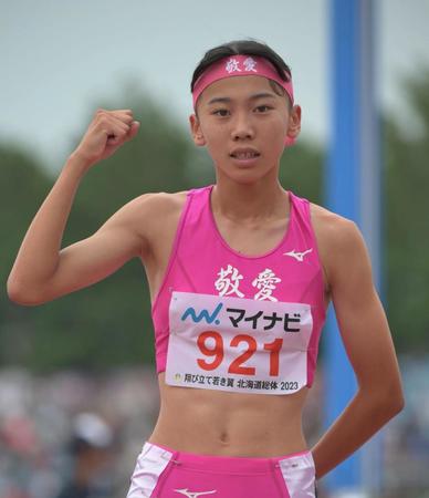 　陸上女子８００メートル決勝で優勝し、ガッツポーズで喜ぶ東大阪大敬愛の久保凛