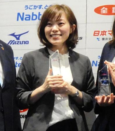 　日本カーリング協会の表彰式に出席した小笠原歩さん