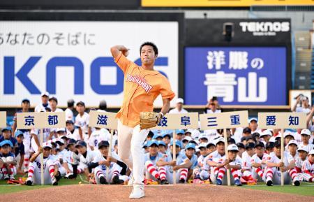 　始球式を務める上原浩治さん＝５日、神宮