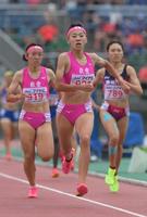 　陸上女子８００メートル決勝　２分６秒４１で優勝した東大阪大敬愛の久保凛（中央）