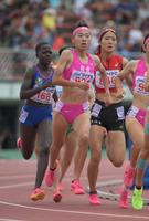 　陸上女子８００メートル決勝　２分６秒４１で優勝した東大阪大敬愛の久保凛（中央）