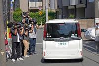 　寮を出る日本大アメリカンフットボール部員の北畠成文容疑者を乗せた車