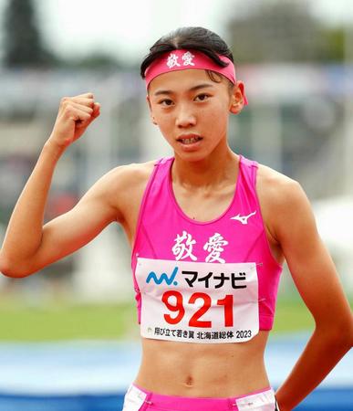 　女子８００メートルで優勝しポーズをとる東大阪大敬愛・久保凜