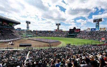 　甲子園球場で行われた第１０５回全国高校野球選手権大会の開会式＝６日午前