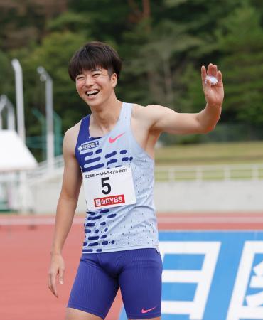 　男子１００メートルで優勝し笑顔の多田修平＝富士山の銘水スタジアム