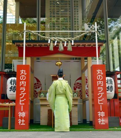 　東京・丸の内にお目見えした「ラグビー神社」＝７日午前